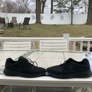 ⭐️2 Pairs of Nike Tanjun⭐️